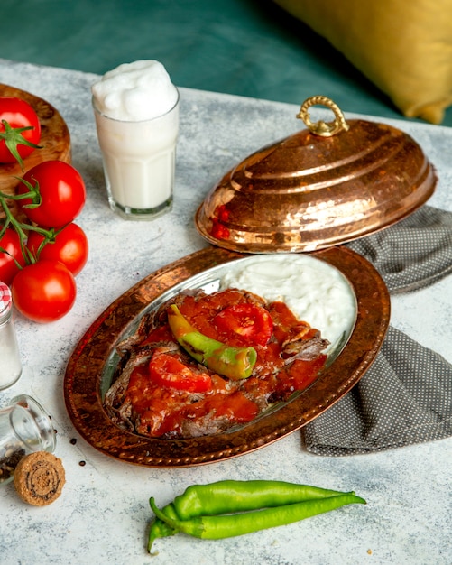 Free photo fried meat slices topped with ketchup and side sour cream