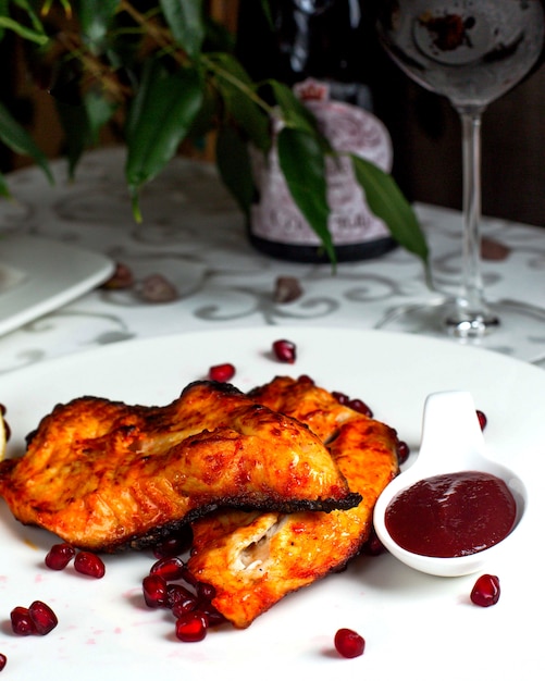 Free photo fried meat with sauce and pomegranate