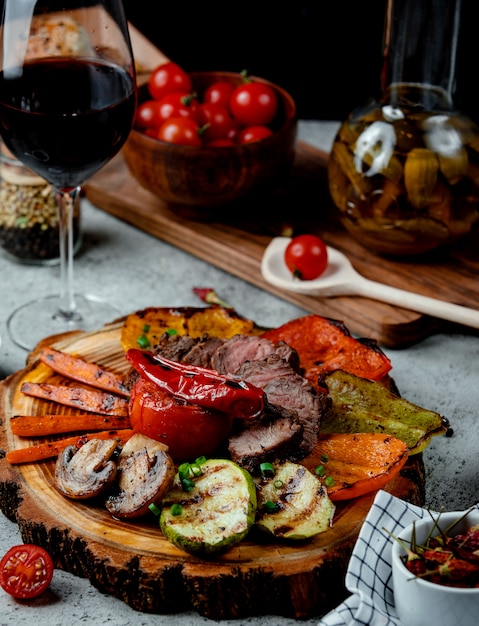 Free photo fried meat with vegetables on the table