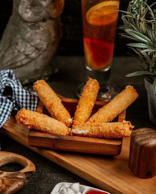 Free photo fried mozzarella sticks with ice tea