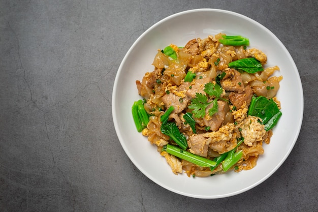 Free photo fried noodle with pork in soy sauce and vegetable