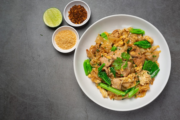 Free photo fried noodle with pork in soy sauce and vegetable