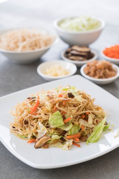 Free photo fried noodles on plate