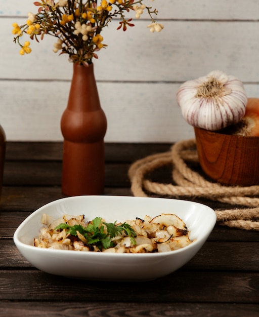 Free photo fried onion pieces on the table