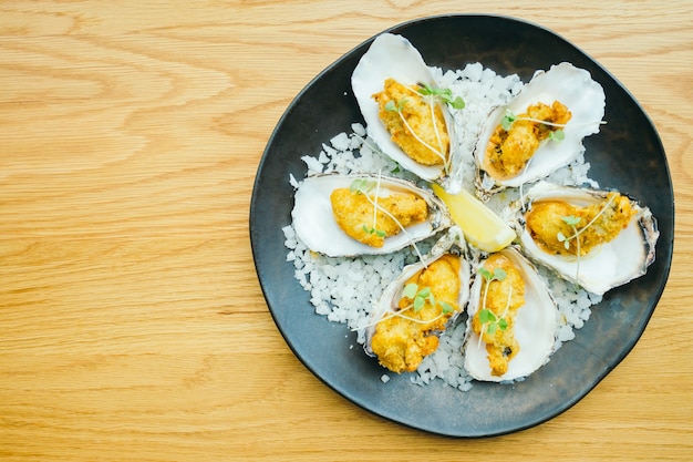 Free photo fried oyster shell with sauce