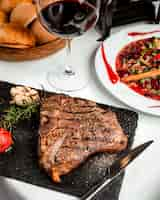 Free photo fried piece of steak on the table