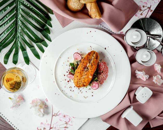 Fried salmon with radish slices