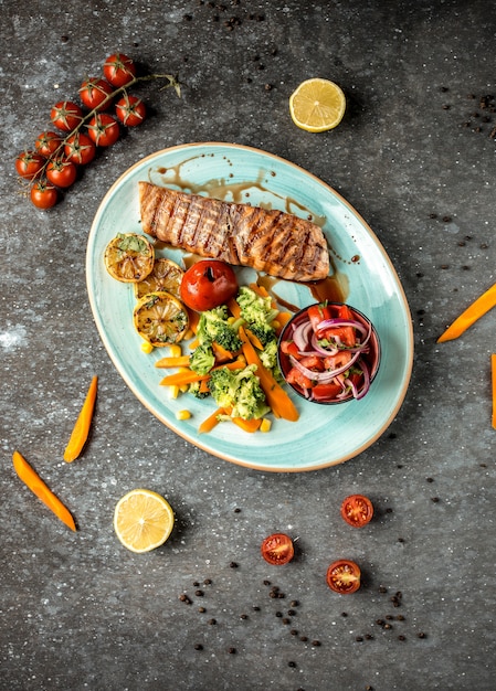 Free photo fried salmon with vegetables on the table