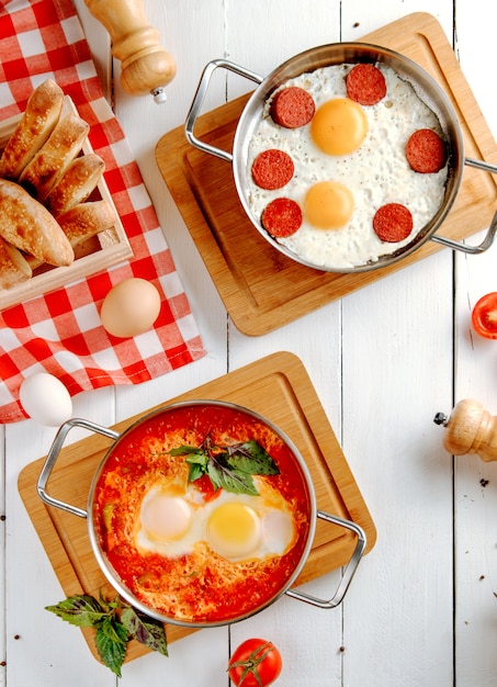 Free photo fried sausages with eggs on the table