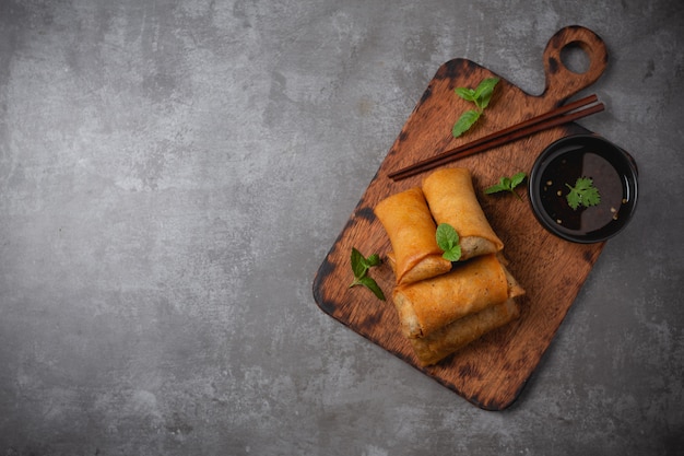 Free photo fried spring rolls on cutting board.