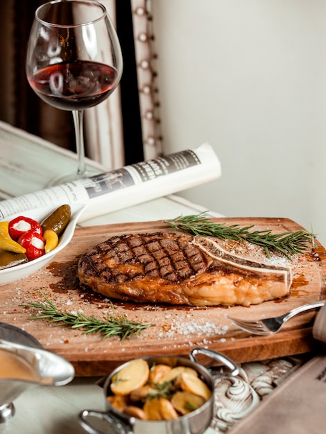 Free photo fried steak with sauce and red wine