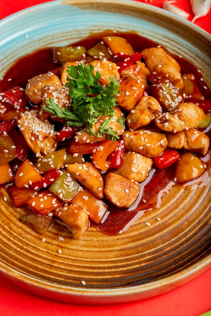 Free photo fried vegetables and chicken in sauce with sesame