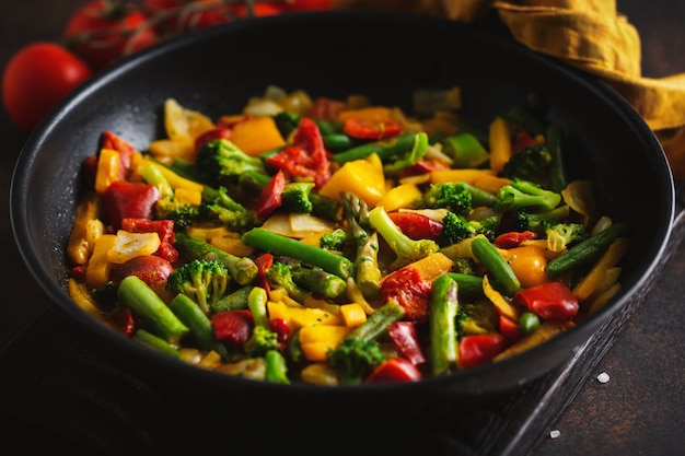 Free photo fried vegetables with sauce on pan