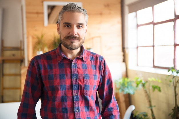 Free photo friendly entrepreneur posing in modern office