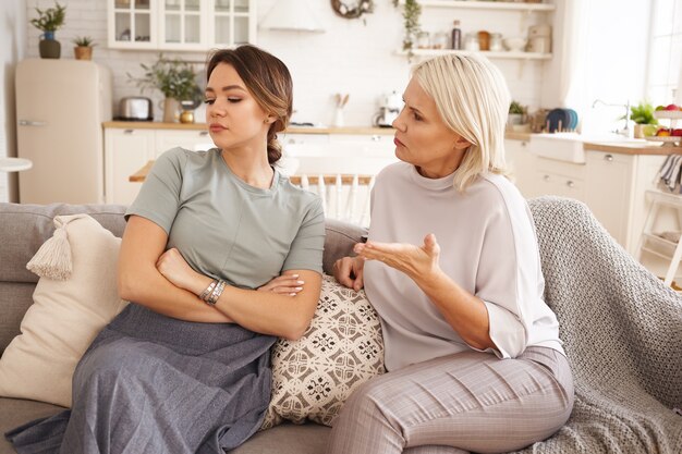 Friends are sitting and chatting on the couch