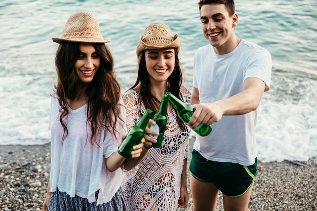 Free Photo friends at the beach toasting with beer