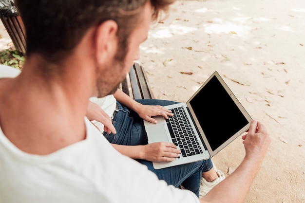 Free photo friends browsing on a laptop outdoor