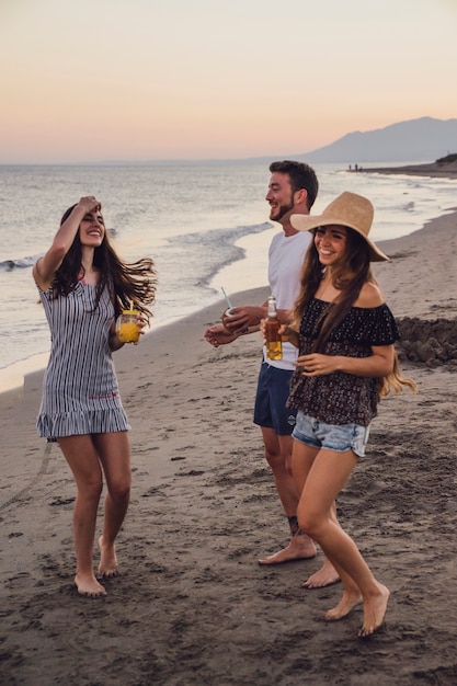 Free photo friends dancing at the shoreline