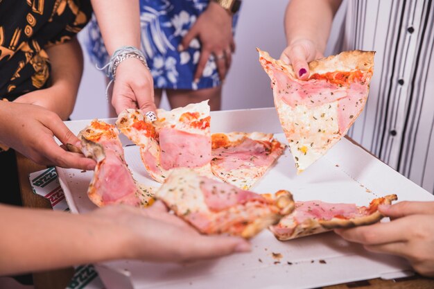 Friends eating pizza