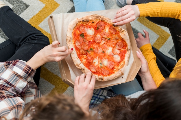 Friends eating pizza