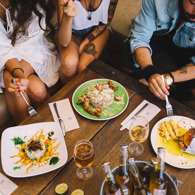 Free photo friends eating in restaurant