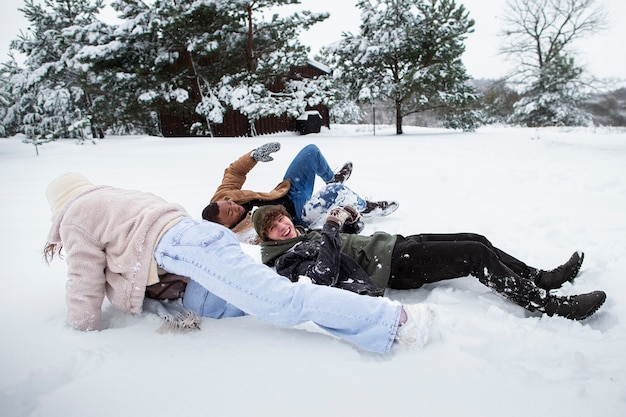 Free Photo friends enjoying their holiday together