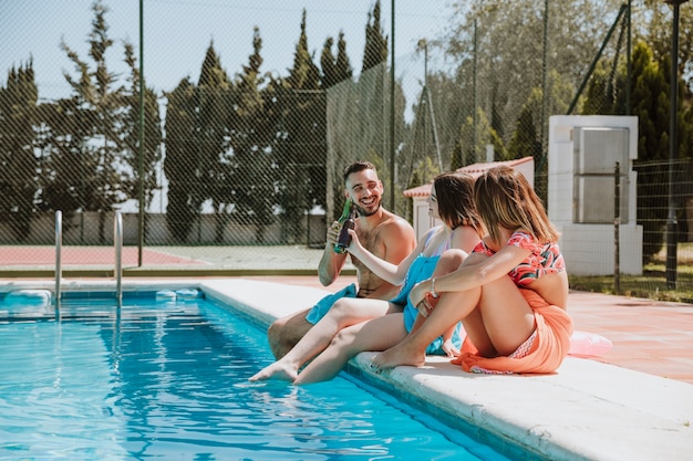 Free Photo friends sitting at the pool