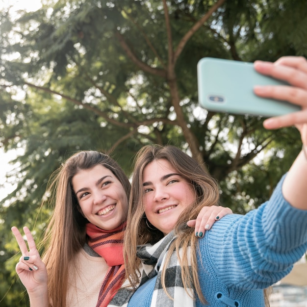 Free Photo friendship concept with two girls in the park