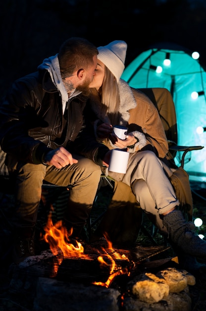 Free photo friensds enjoying their winter camping