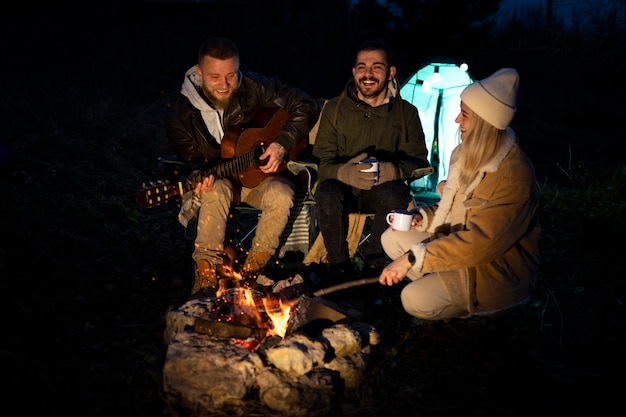 Free Photo friensds enjoying their winter camping