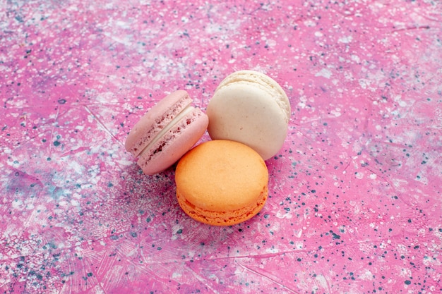 Free photo front close view french macarons delicious little cakes on pink desk