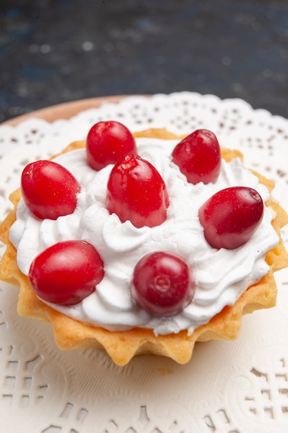 Free photo front close view little delicious cake with cream and red fruits on the dark surface cake fruit biscuit sweet