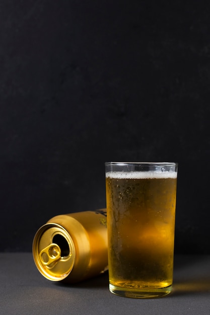 Free photo front view beer can beside glass with beer