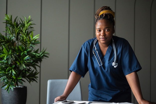 Free photo front view black nurse wearing stethoscope