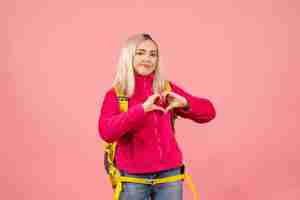 Free photo front view blonde traveler woman in casual clothes making heart sign