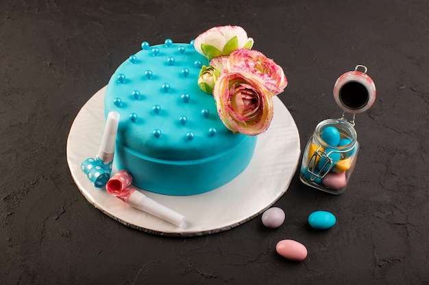 Free photo a front view blue birthday cake with flower on top and decors