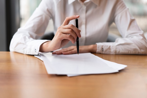 Free photo front view business woman clicking pen