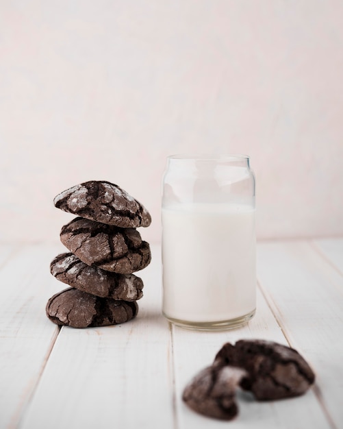 Free photo front view chocolate cookies with milk