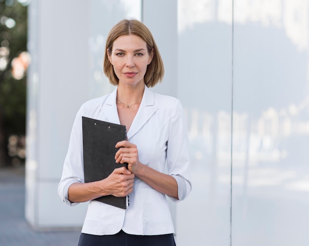 Free photo front view confident woman entrepreneur