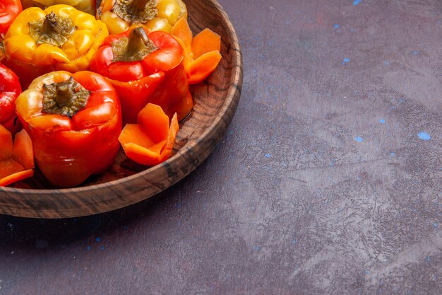 Free photo front view cooked bell-peppers with ground meat inside on grey surface meal food meat vegetable cooking