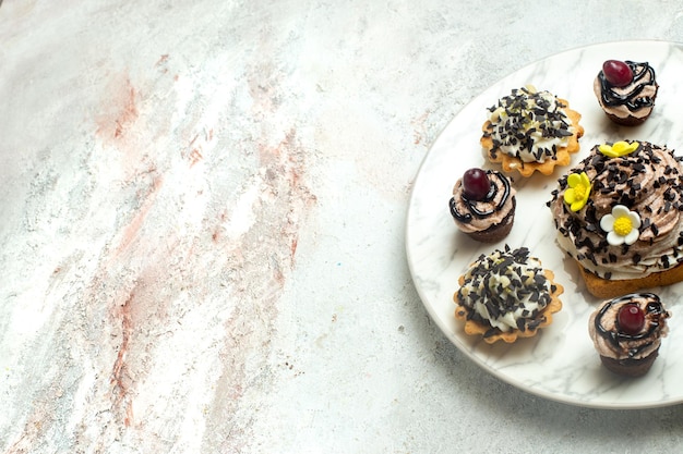 Free photo front view creamy delicious cakes with chocolate cips on the white surface cake biscuit cookie tea sweet cream