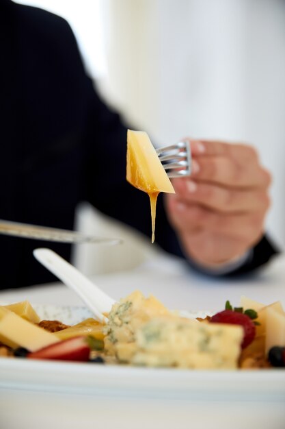 Free photo front view of a delicious business lunch, strawberry and tasty cheese