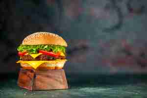 Free photo front view delicious cheeseburger on dark background