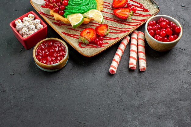 Free Photo front view delicious creamy cake with fruits