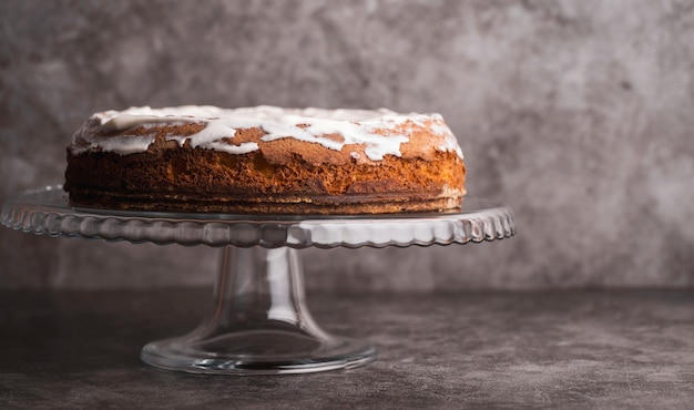 Free photo front view delicious glazed cake on the table