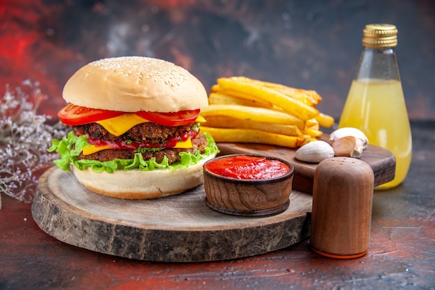 Free photo front view delicious meat burger with french fries on a dark background