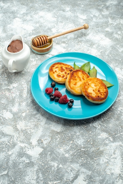 Free photo front view delicious muffins with berries on light table