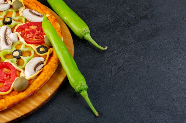 Free photo front view of delicious mushroom pizza with red tomatoes, bell-peppers and olives