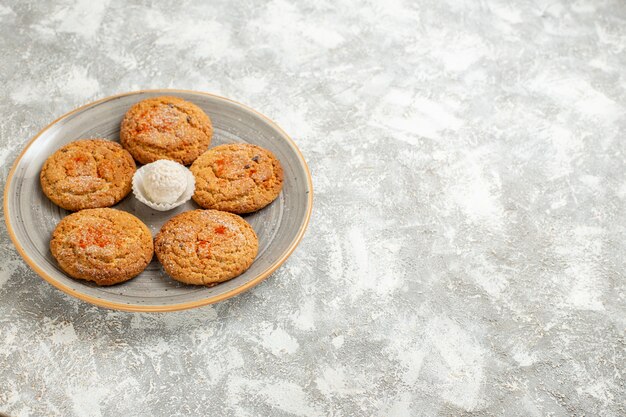 Free photo front view delicious sand cookies inside plate on light white table cake cookie biscuit