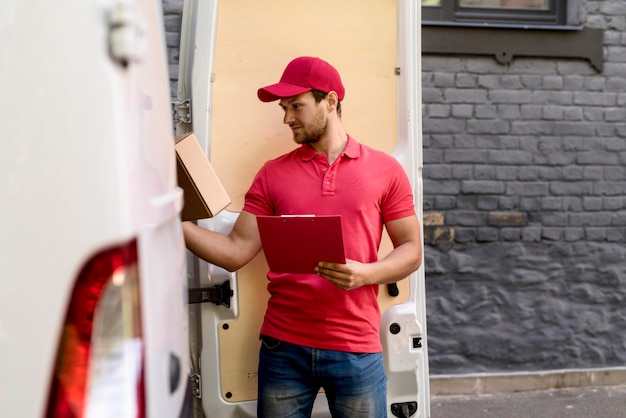 Free photo front view delivery man with clipboard